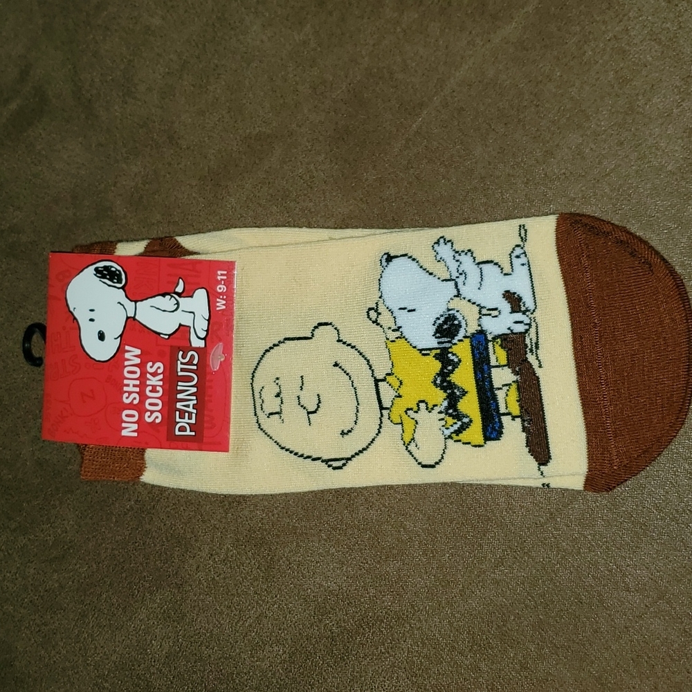 4 for $18 Peanuts Charlie Brown/Snoopy socks - Picture 2 of 3